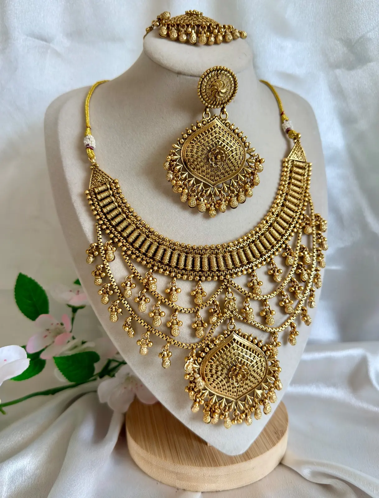 Traditional Antique Gold Bridal set with Maang Tikka & Earring